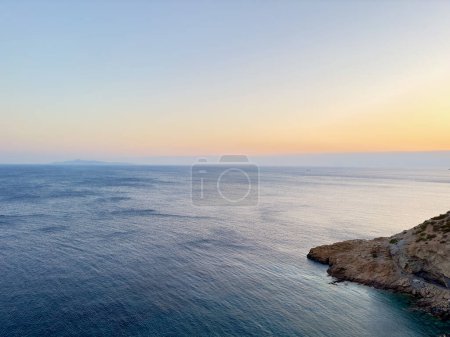 Puesta de sol en la costa del mar Egeo del Pireo Grecia