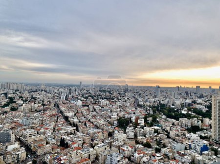 Luftaufnahme von Tel Aviv & Ramat Gan Stadtbild in Israel mit goldenem Sonnenuntergang und klarem Himmel