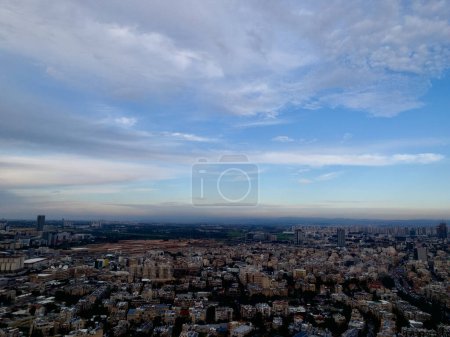 Luftaufnahme von Bnei Brak & Ramat Gan Stadtbild in Israel mit goldenem Sonnenuntergang und klarem Himmel