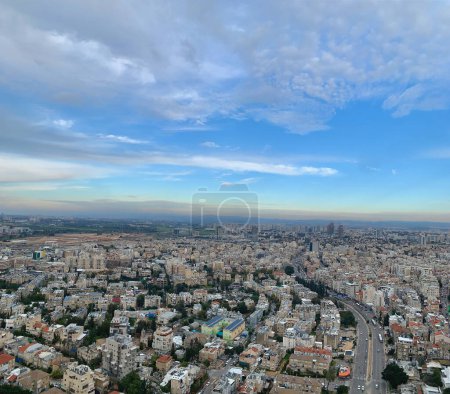 vista aérea de Bnei Brak & Ramat Gan Paisaje urbano en Israel con puesta de sol de oro y cielo despejado