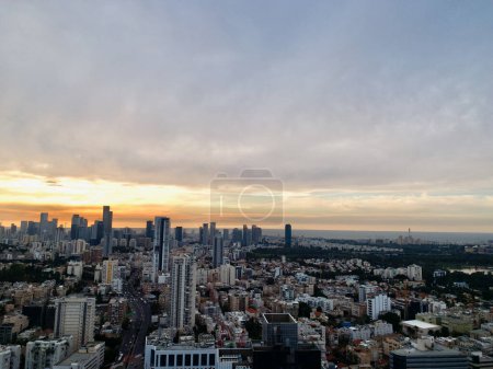 Luftaufnahme von Tel Aviv & Ramat Gan Stadtbild in Israel mit goldenem Sonnenuntergang und klarem Himmel