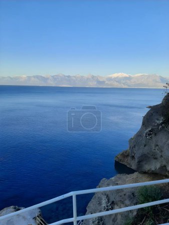 Foto de La vista pacífica de aguas azules claras se combina con siluetas de montaña y presenta la belleza única de la naturaleza - Imagen libre de derechos