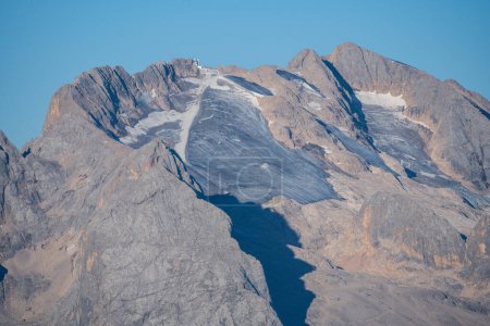 Vue rapprochée du pic Marmolada avec glacier pendant l'été alors que la glace fond dans le Trentin-Haut-Adige, Italie