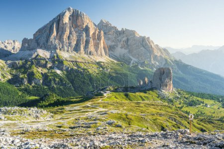 Cinque Torri Gipfel und Tofane Berge im Sommer wolkenlosen Morgen mit grünem Gras hellen durch warmes Licht der Sonne