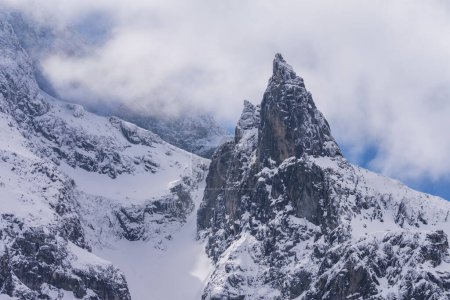 Monje (Mnich) pico rocoso en el día nublado de invierno en las montañas polacas de Tatra. Cubierto de hielo y nieve congente fuerte mirada horizontal. Objetivo de escalada popular.