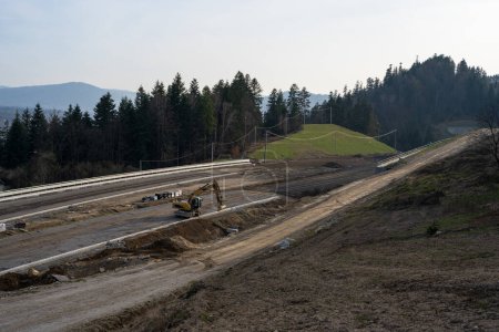 Téléchargez les photos : Pelle sur le chantier de construction de l'autoroute - en image libre de droit