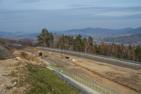 Téléchargez les photos : Construction du contournement de Wegierska Gorka S1 à Wegierska Gorka avec vue sur les montagnes - en image libre de droit