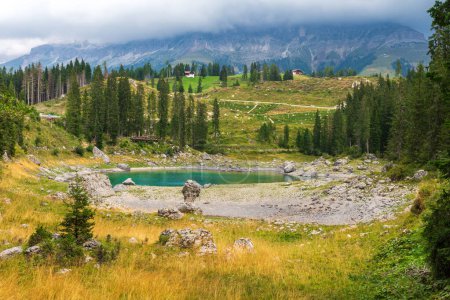 Lago di Carezza. hermoso lago en Dolomite Moutains.