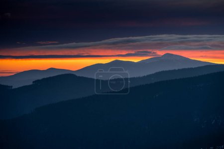 Dramático amanecer en las montañas Beskids. Vista desde la montaña Rysianka hasta el pico Babia Gora en el cielo rojo fuego