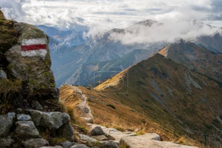 Téléchargez les photos : Sentier dans les montagnes Tatra en automne nuageux près du sommet Kasprowy Wierch. - en image libre de droit