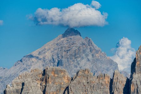 Téléchargez les photos : Nuage sur un seul sommet de montagne par temps ensoleillé - en image libre de droit
