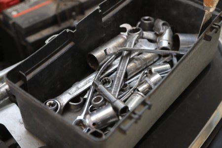Werkzeugkiste mit Schlüsseln für Fahrzeugmechaniker. Mechanische Werkzeuge: Röhren und Büschel. Reparatur von Fahrzeugen.