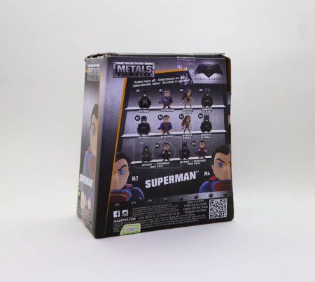 Téléchargez les photos : Superman boîte de poupée dans son emballage original Metal Die Cast vu de derrière. Superhéros jouet pour enfants à collectionner dans sa boîte sur fond blanc. Produit à vendre dans les magasins de jouets. - en image libre de droit