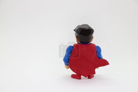 Téléchargez les photos : Poupée Superman dans sa version Metals Die Cast vue de derrière. Superhéros musculaire sur fond blanc et avec espace de copie. Jouet de collection pour enfants en métal. - en image libre de droit