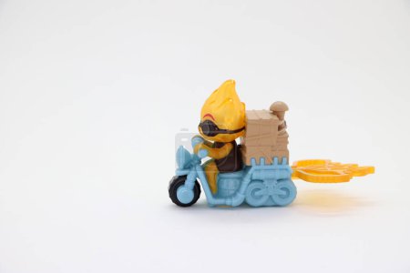Foto de Personaje de la película Elemental de Disney Pixar. Muñeca de juguete Ember Lumen montada en una motocicleta sobre fondo blanco aislado y con espacio para copiar. Representación de fuego. Vista lateral. - Imagen libre de derechos