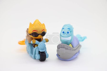 Foto de Personaje de la película Elemental de Disney Pixar. Ember Lumen y Wade juguetes, personajes que representan el elemento fuego y agua. Figura sobre fondo blanco aislado. Copiar espacio. - Imagen libre de derechos