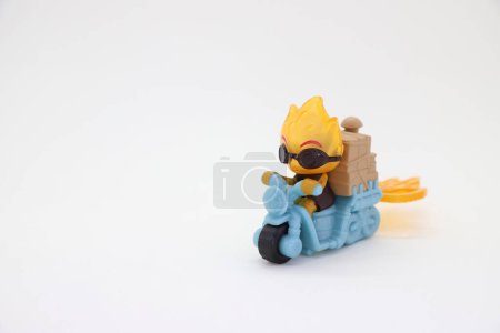 Foto de Personaje de la película Elemental de Disney Pixar. Muñeca de juguete Ember Lumen montada en una motocicleta sobre fondo blanco aislado y con espacio para copiar. Representación del fuego. - Imagen libre de derechos