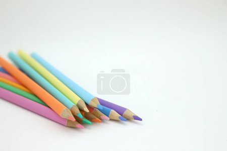 Bleistifte zum Malen und Zeichnen in Pastellfarben. Schulmaterialien auf weißem Hintergrund isoliert und mit leerem Platz für Texte. Zubehör für Schulen, Schüler und Illustratoren.