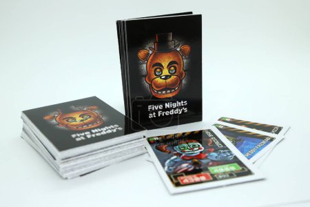 Foto de Five Nights at Freddy 's juego de cartas basado en el videojuego de terror. oso aterrador juego con los personajes del videojuego y la película de miedo. Fondo blanco aislado. - Imagen libre de derechos