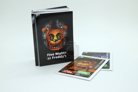 Foto de Five Nights at Freddy 's juego de cartas basado en el videojuego de terror. oso aterrador juego con los personajes del videojuego y la película de miedo. Fondo blanco aislado. - Imagen libre de derechos