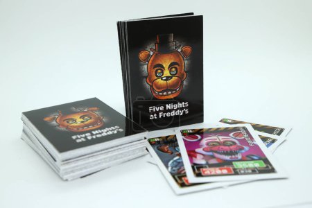 Téléchargez les photos : Cinq nuits au jeu de cartes de Freddy basé sur le jeu vidéo d'horreur. ours terrifiant Je joue avec les personnages du jeu vidéo et film effrayant. Fond blanc isolé. - en image libre de droit