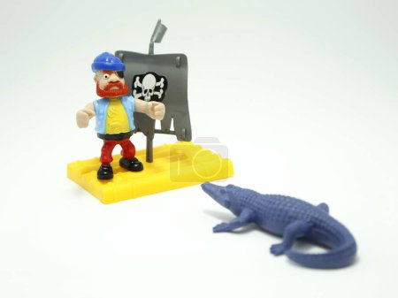 Foto de Pirata en una pequeña balsa asediada por un cocodrilo. Juguete para niños. - Imagen libre de derechos