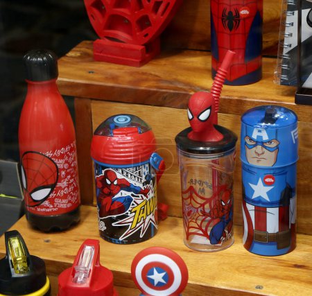 Foto de Gafas, cantimploras y botellas con los personajes de Spider-Man y Capitán América. Personajes de Marvel Studios. Merchandising productos para la venta en una tienda. Superhéroes - Imagen libre de derechos