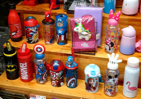 Foto de Gafas, cantimploras y botellas con los personajes de Batman, Spider-Man y Capitán América. Personajes de Marvel Studios. Merchandising productos para la venta en una tienda. Superhéroes. - Imagen libre de derechos
