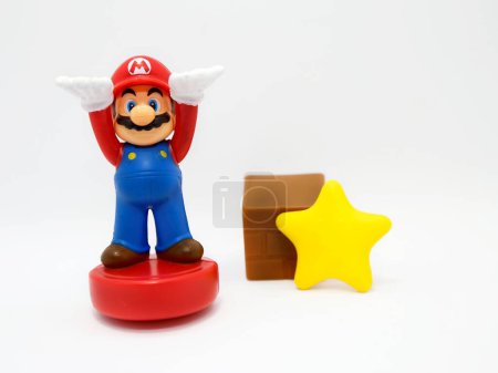 Téléchargez les photos : Super Mario Bros. MacDonald's Happy Meal Toys. Super Mario Bros et ses amis. Super célèbre jeu vidéo. Isolé. Star. Une boîte. Personnages de jeux vidéo. Star. Tortue. Nintendo. - en image libre de droit