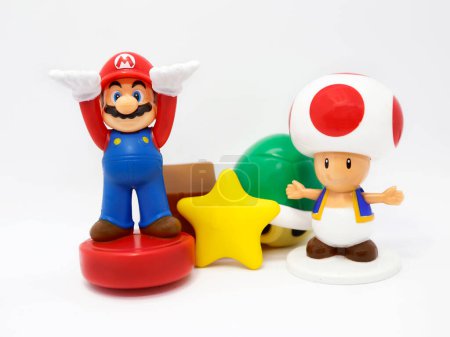 Téléchargez les photos : Super Mario Bros. MacDonald's Happy Meal Toys. Super Mario Bros et ses amis. Super célèbre jeu vidéo. Isolé. Star. Une boîte. Personnages de jeux vidéo. Nintendo. Crapaud, étoile. - en image libre de droit