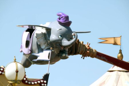 Téléchargez les photos : Dumbo, l'éléphant volant de Walt Disney. Attraction du parc Euro Disney à Paris. Jeu d'éléphants volants. La magie de Disney. Disney Land Paris. - en image libre de droit