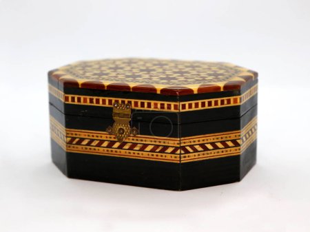 Klassisches Handwerk aus Granada, Spanien. Handgefertigte Intarsienholzbox. Holz, Perlmutt und Knochenschachtel. Marokkanisches Handwerk.
