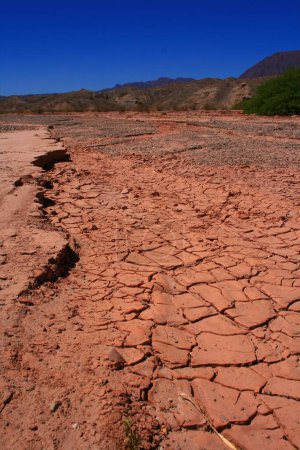 Wüste. Rissige Erde. Rotes Land. Lehm. Wüstenboden. Trockener Boden. Gebrochener Boden. Argentinischer Norden. Argentinien. Der Weg durch die Täler von Calchaquies. Dürre. Wassermangel. Umweltschutz.