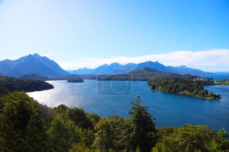 Landschaft des Sees Nahuel Huapi. Bariloche, Ro Negro, Argentinien. Patagonien. Panoramablick. Touristische Stadt. Berge und See. Kiefernwälder. Inseln.