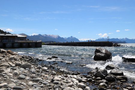 Blick auf den Nahuel Huapi See am Ufer der Stadt Bariloche, Ro Negro, Argentinien. Argentinisches Patagonien. Patagonischer See. Touristische Stadt. Puerto San Carlos.