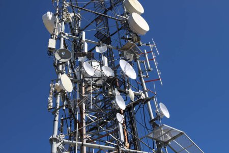 Antenas de telecomunicaciones. antena satelital. Parabólica. Teléfono y antena de telecomunicaciones. Multi-antena. Dipolo simple, yagi, omnidireccional y parabólico.