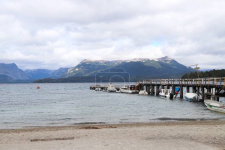 Foto de Barcos en Port Villa La Angostura, Neuquén, Argentina. Patagonia. Lago Nahuel Huapi. Bay. Ciudad turística. Paisaje natural. - Imagen libre de derechos