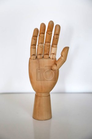 Articulated wooden hand to learn to draw. Flexible and mobile hand for artists and illustrators model. Hand to learn to draw different movements and drawing classes. Isolated white. Mannequin.