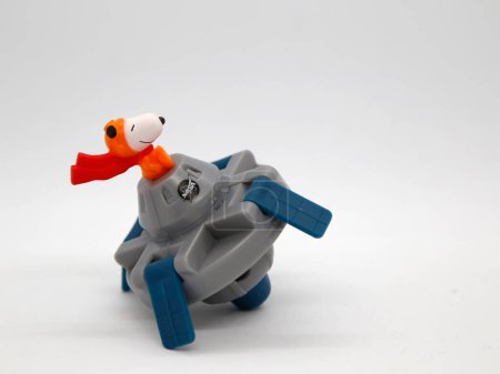 Téléchargez les photos : Snoopy dans un vaisseau spatial de la NASA. Le jouet de repas de McDonal. Caractère de Charlie Brown et de ses amis. Des cacahuètes comiques. Aventurier. - en image libre de droit