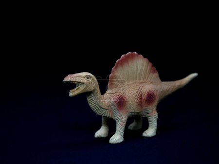 Foto de Dinosaurio. Dinosaurio de juguete para niños. Juguetes. Espacio de copia negro aislado. ¡Dino! Animales.. - Imagen libre de derechos