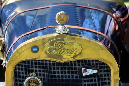 Téléchargez les photos : Détail de l'avant d'une Ford bleue et dorée. Voiture de collection. Exposition extérieure de vieilles voitures classiques. - en image libre de droit