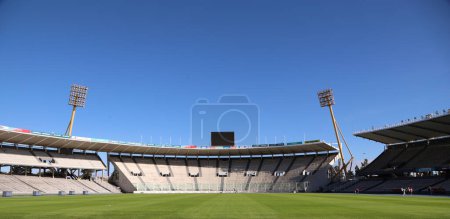 Téléchargez les photos : Stade Mario Alberto Kempes, Crdoba, Argentine. Stade de football vide avec herbe verte et ciel bleu en arrière-plan avec espace de copie. - en image libre de droit