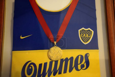 Foto de Camiseta del club argentino de fútbol Boca Juniors con una medalla de la Copa Libertadores de América. Camiseta del jugador Nicols Burdiso expuesta en el Kempes Sports Museum, Crdoba, Argentina. - Imagen libre de derechos