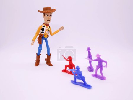 Téléchargez les photos : Un film d'histoire de jouets. Woody. Pixar et Disney jouets de film. Un cow-boy. Woody joue avec des cow-boys. Isolé blanc. - en image libre de droit