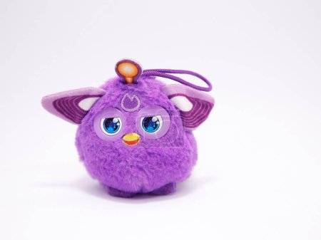 Téléchargez les photos : Furby. Furby violet. Peluche jouet pour enfants. C'est aussi un jouet d'intelligence artificielle. Avec des yeux tendres. Poupée à poils. - en image libre de droit