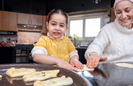 Eine herzerwärmende Szene von Oma-Kind-Bindung in der Küche, die durch hausgemachte Leckereien kulinarische Tradition und Liebe weitergibt