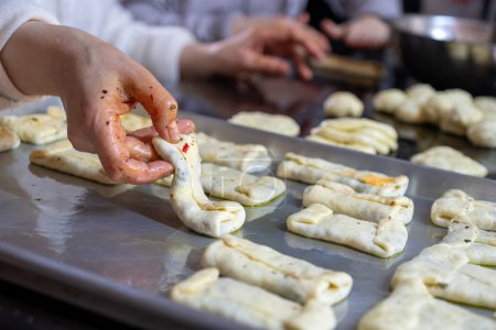 préparation de pâtisseries arabes traditionnelles par des mains féminines les farcir d'épinards et de chili rouge