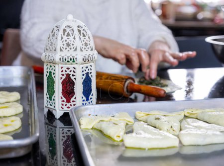 Mutter bereitet Essen in der Küche während Ramadan für ihre Familie zu, berühmt vor
