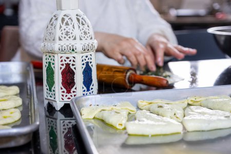 Mutter bereitet Essen in der Küche während Ramadan für ihre Familie zu, berühmt vor
