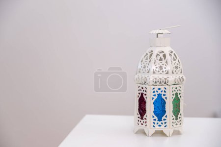 Vereinzelte Ramadan-Fanos auf weißem Hintergrund mit Kopierraum und Attrappe